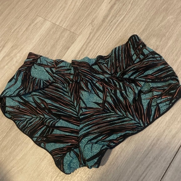 Lululemon Tropical Print Athletic Shorts - Picture 5 of 5